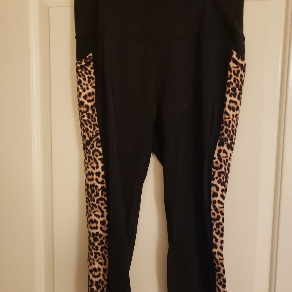 Zyia light n tight high rise crop cheetah leggings